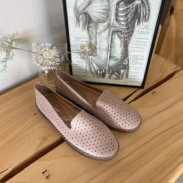 Beige ballerinasko med perforeret mønster