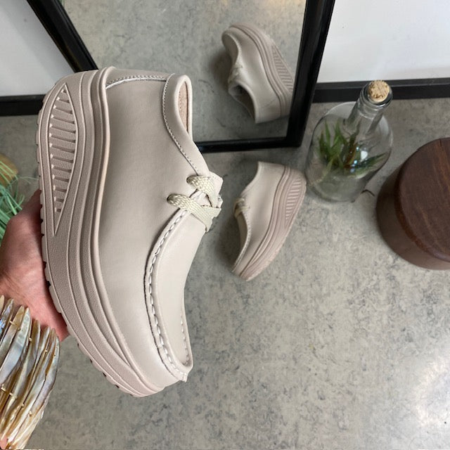 Beige skindsko med gængesål og svangstøtte