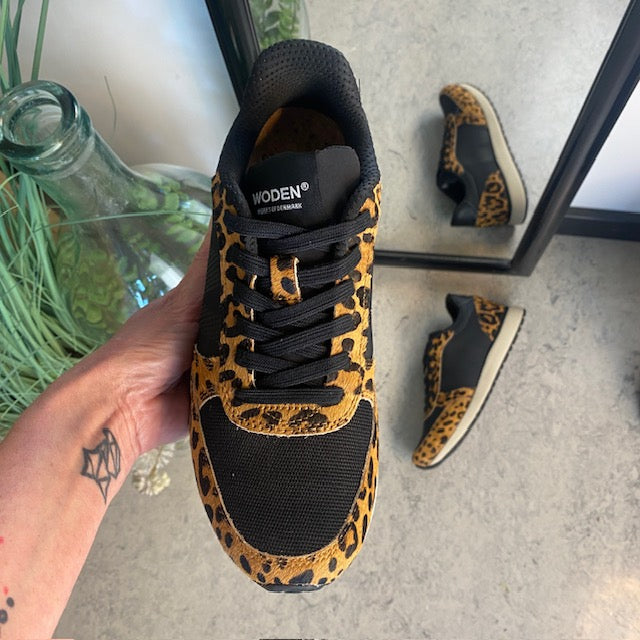 Smarte Woden sneakers i sort mix med leopardmønster