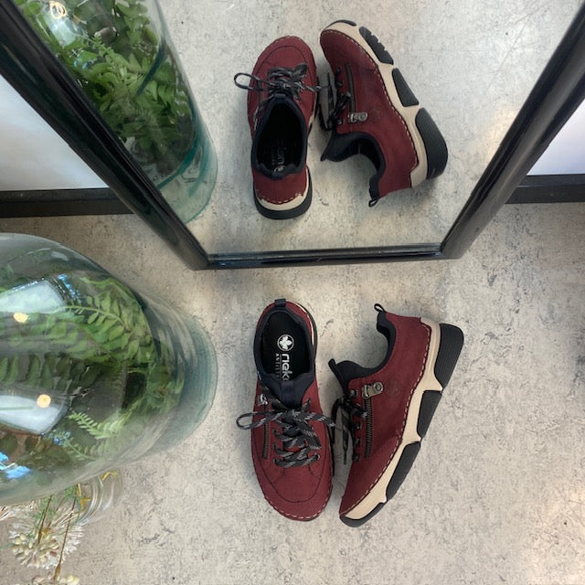 Bordeux sneakers fra Rieker med god stødabsorbering