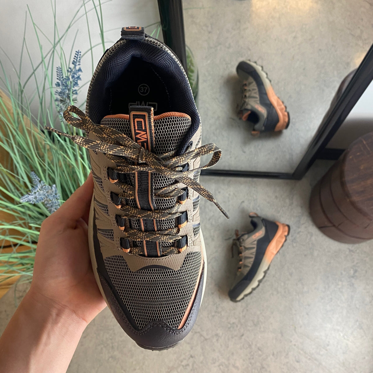 Taupe vandresko med stødabsobering fra CMP