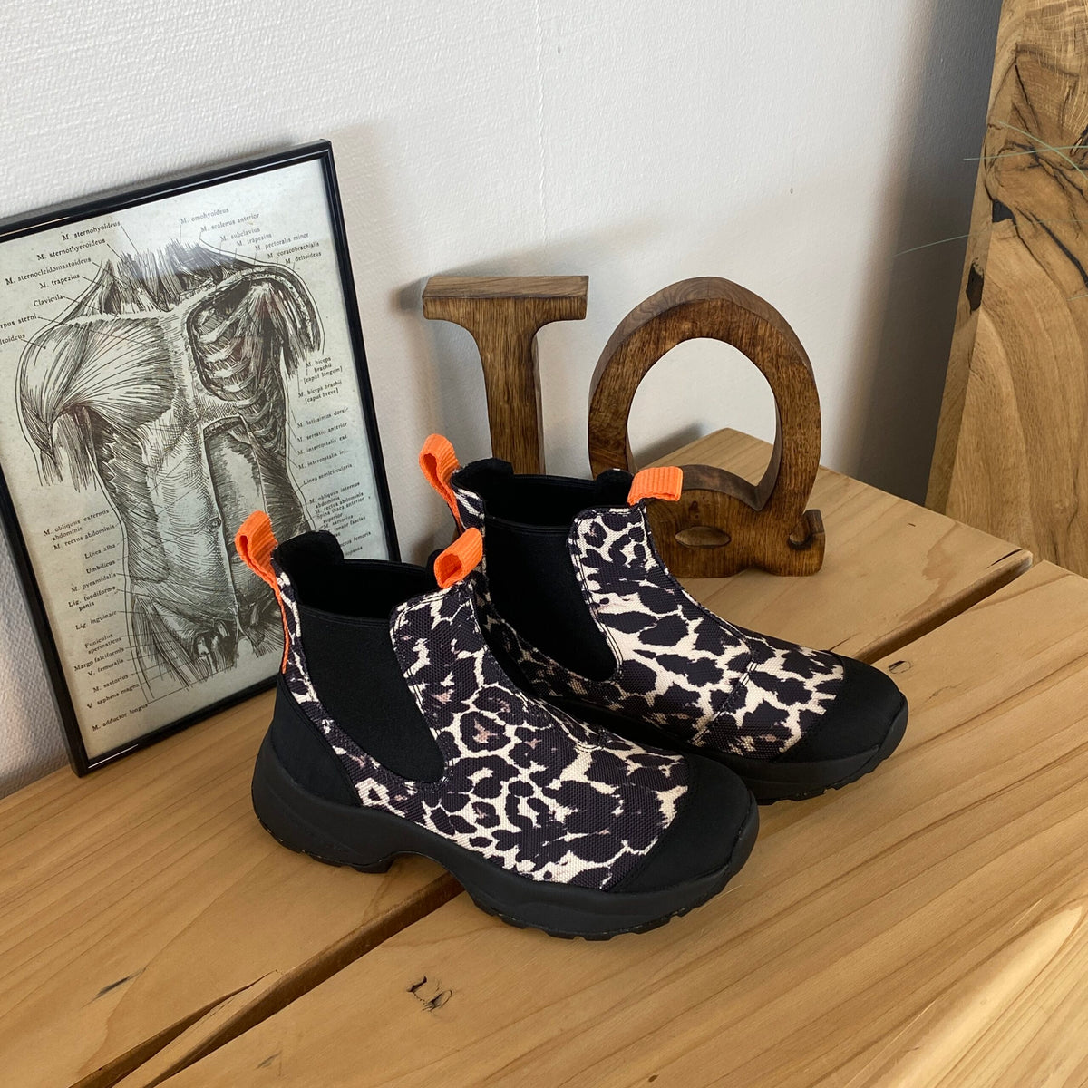 Woden Siri Leo – Leopard gummistøvle med svangstøtte