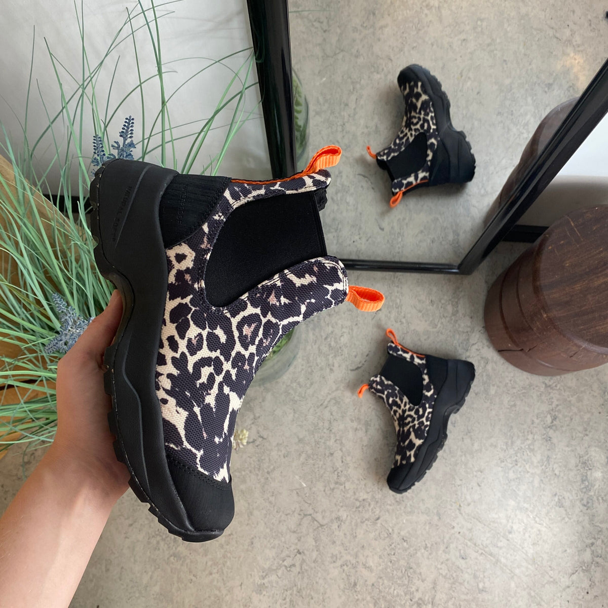 Woden Siri Leo – Leopard gummistøvle med svangstøtte