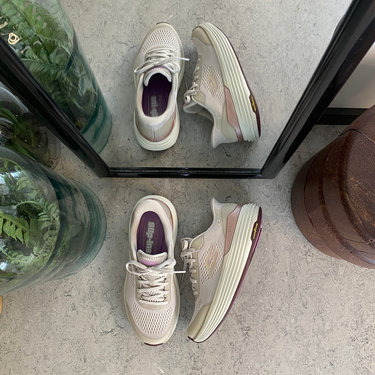 Beige Skechers slip-in med MaxChusion bund