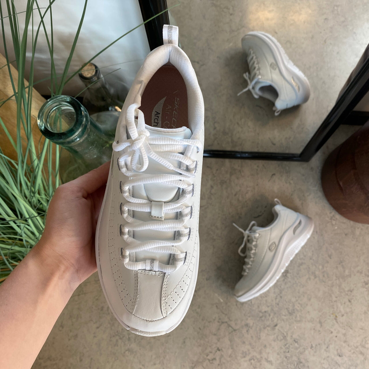 Hvid Skechers med glat skind overflade