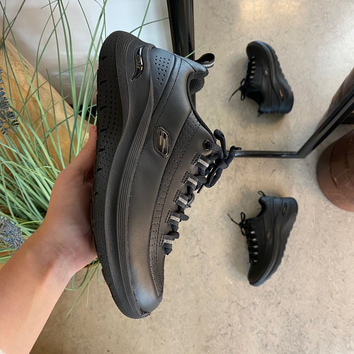 Sort Skechers med glat skind overflade