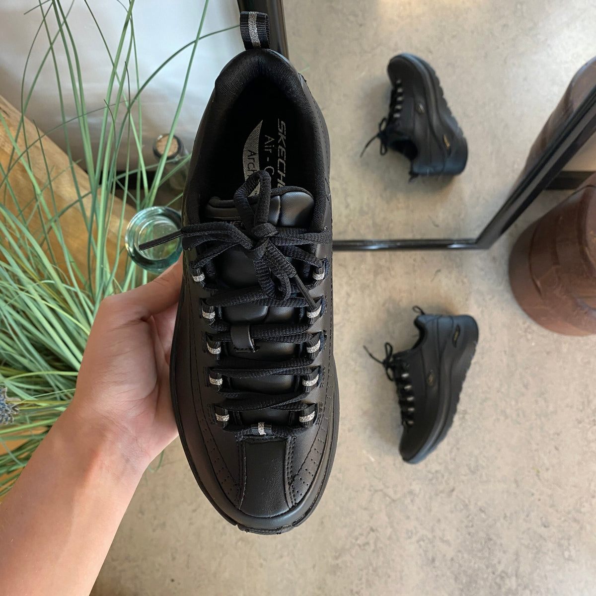 Sort Skechers med glat skind overflade