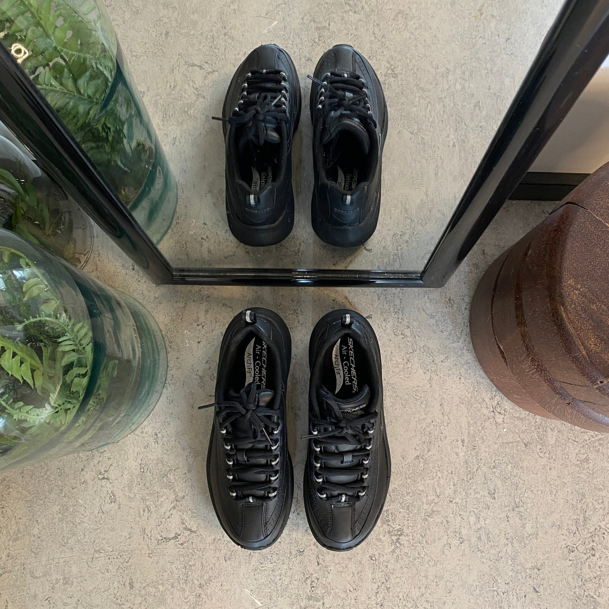 Sort Skechers med glat skind overflade