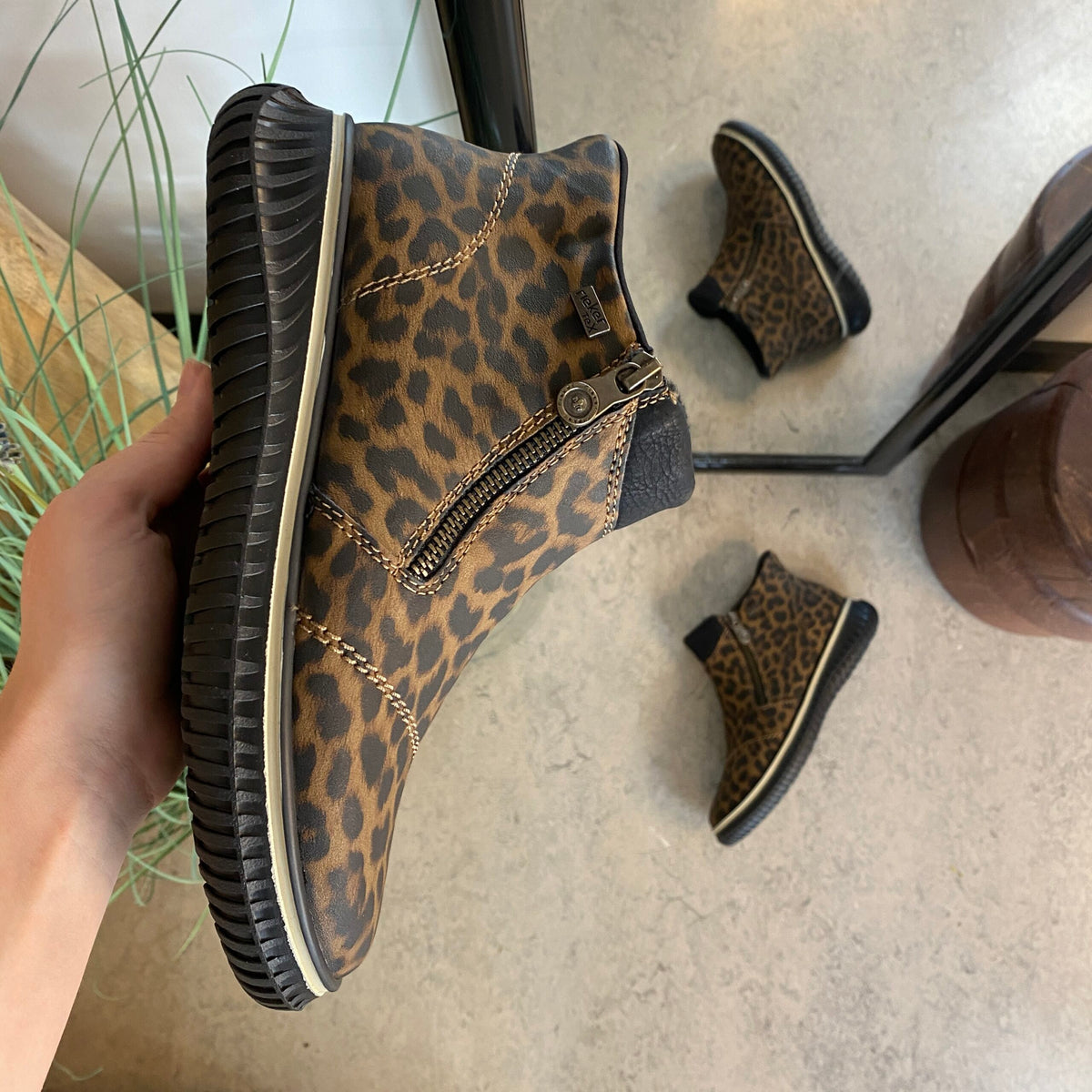 Kort støvle fra Rieker med leo print og let for