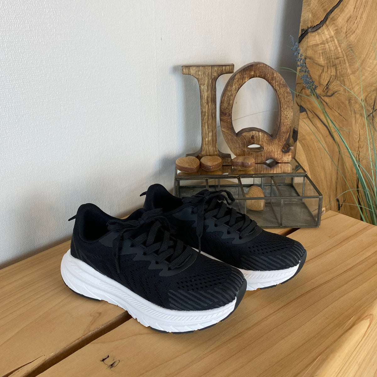 Endurance sort sneaker med hvid bund – åndbar komfort