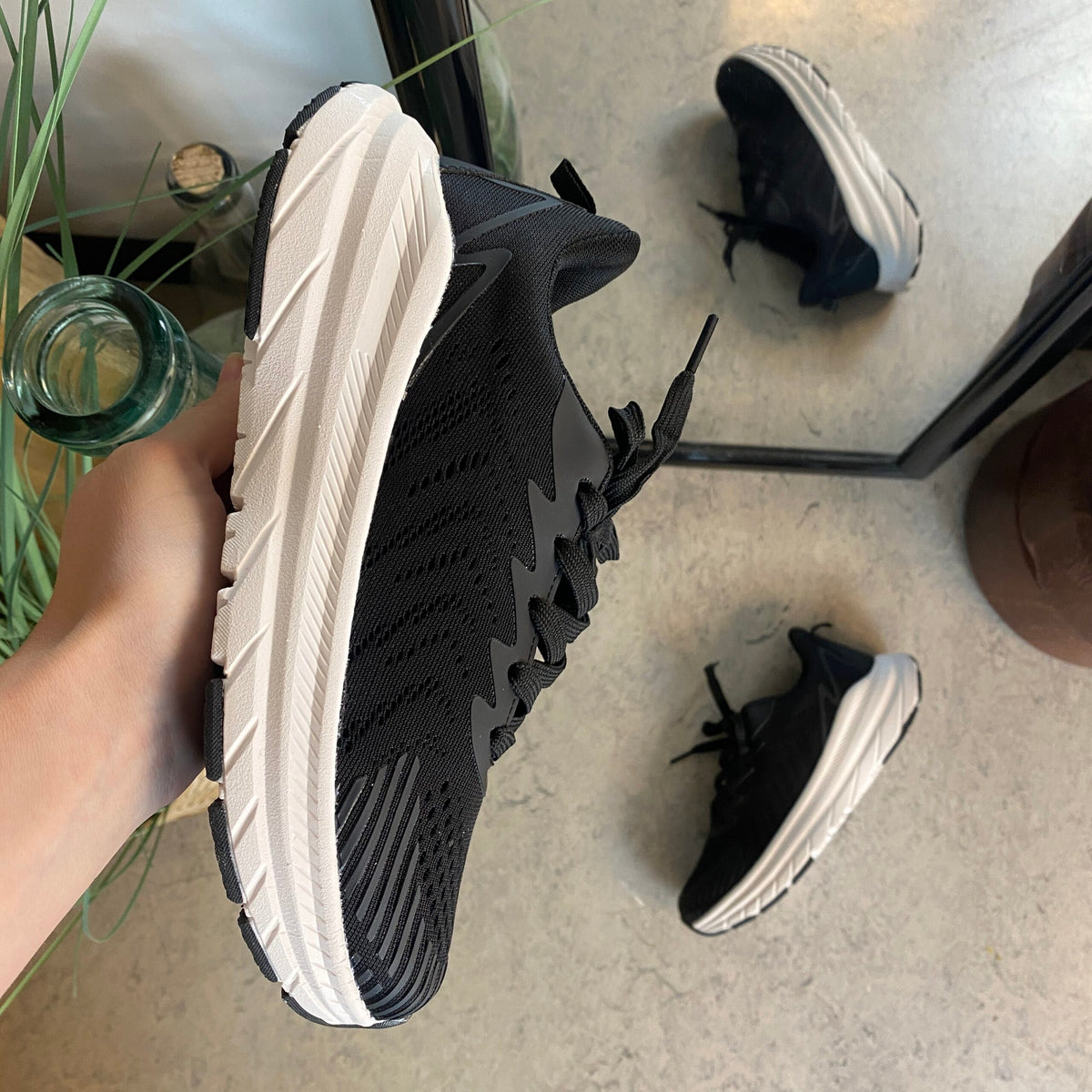 Endurance sort sneaker med hvid bund – åndbar komfort