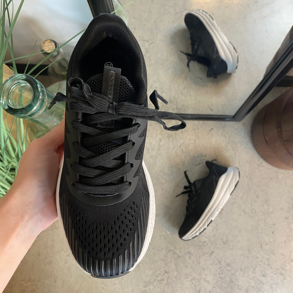 Endurance sort sneaker med hvid bund – åndbar komfort