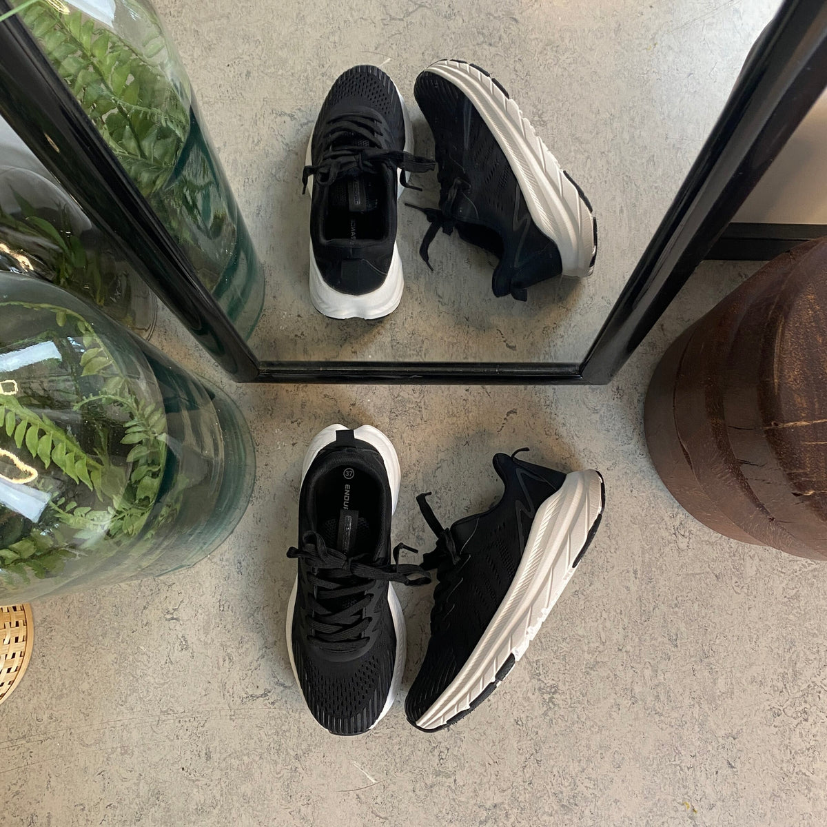 Endurance sort sneaker med hvid bund – åndbar komfort