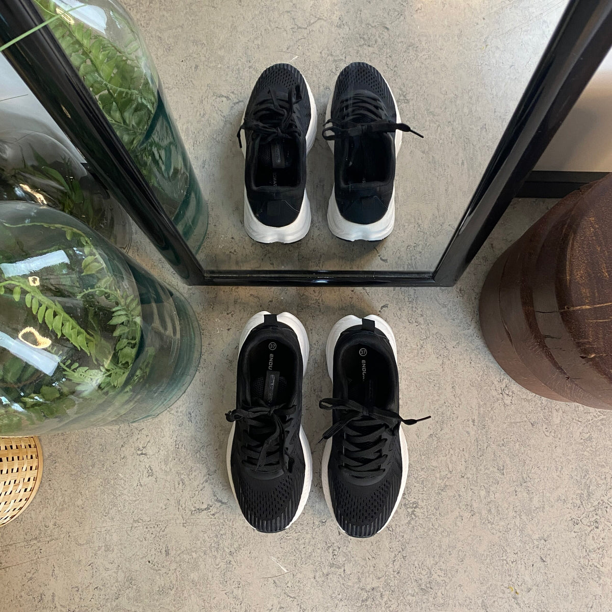 Endurance sort sneaker med hvid bund – åndbar komfort