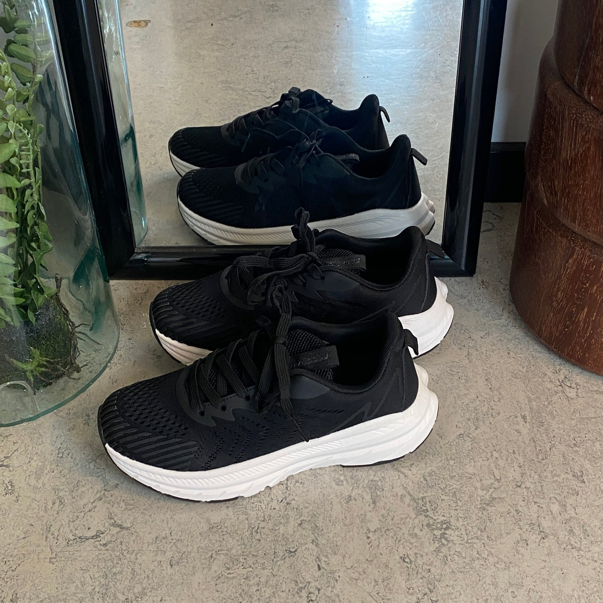 Endurance sort sneaker med hvid bund – åndbar komfort