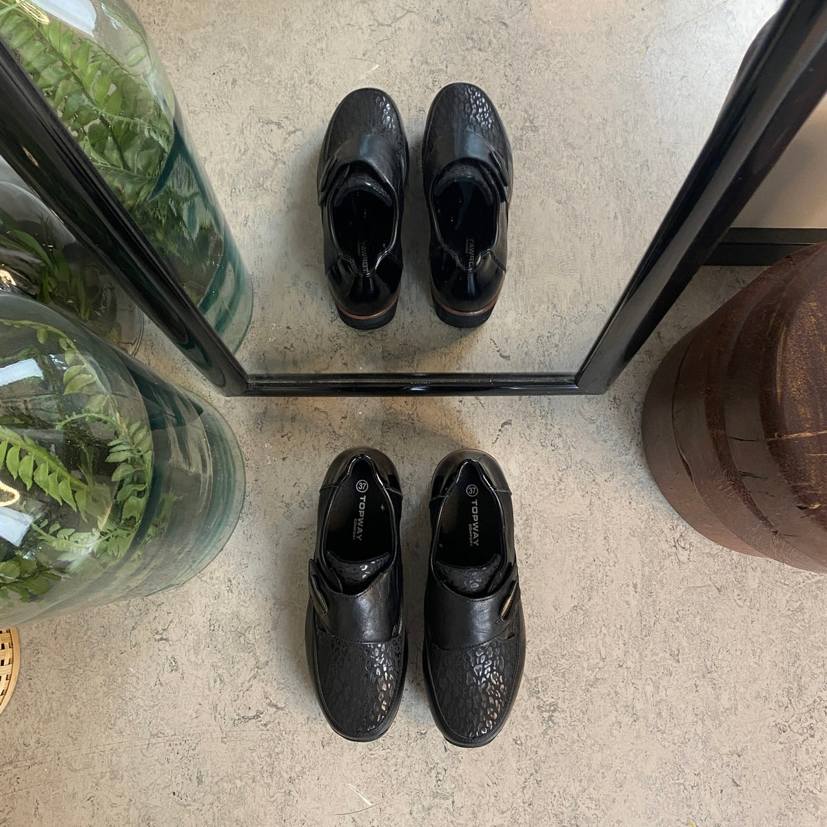 Elegant damesko med flotte detaljer og velcrolukning