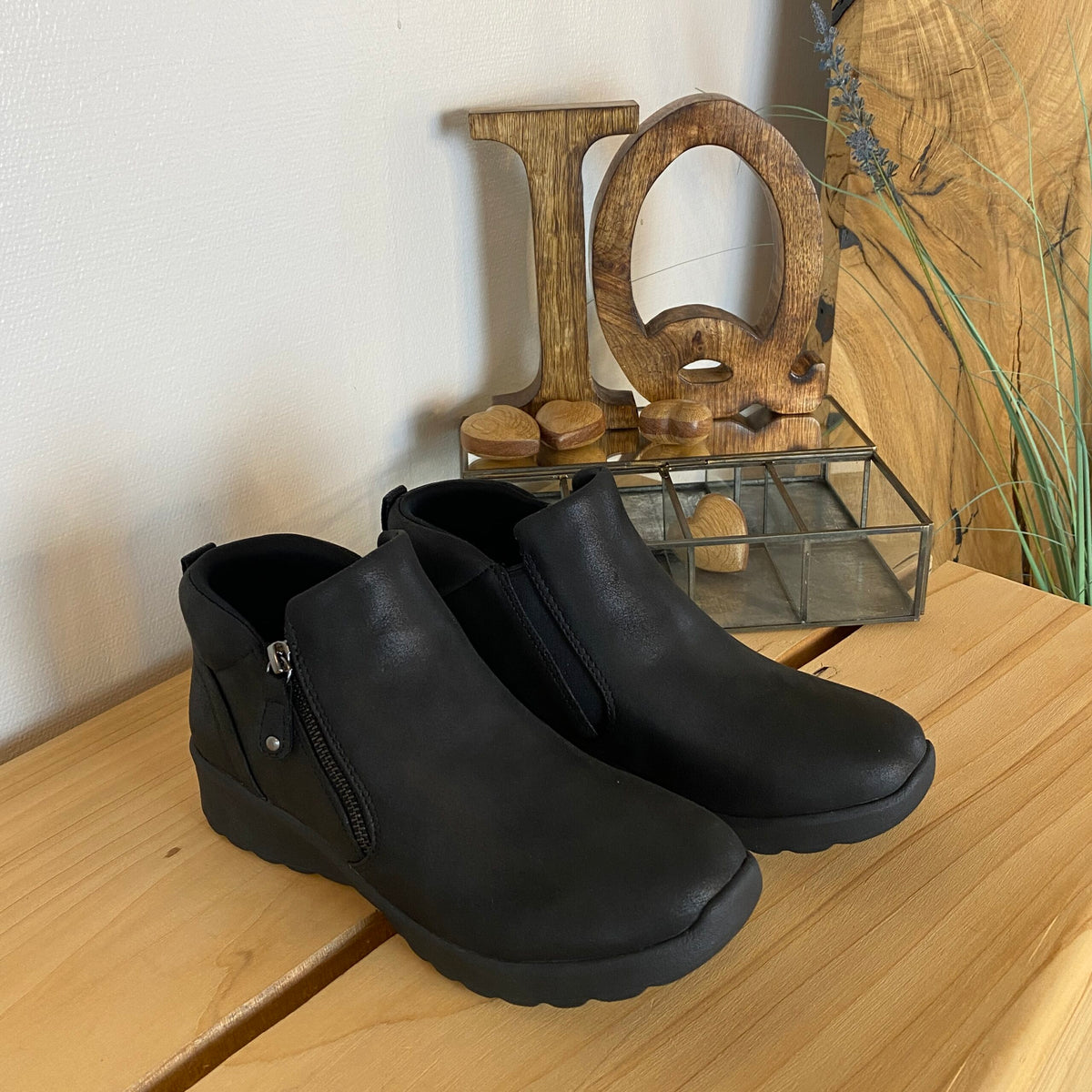 Elegant sort støvlet med memory foam fra Skechers
