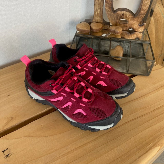 Damesko i bordeaux og pink med TPR-sål og snørebånd