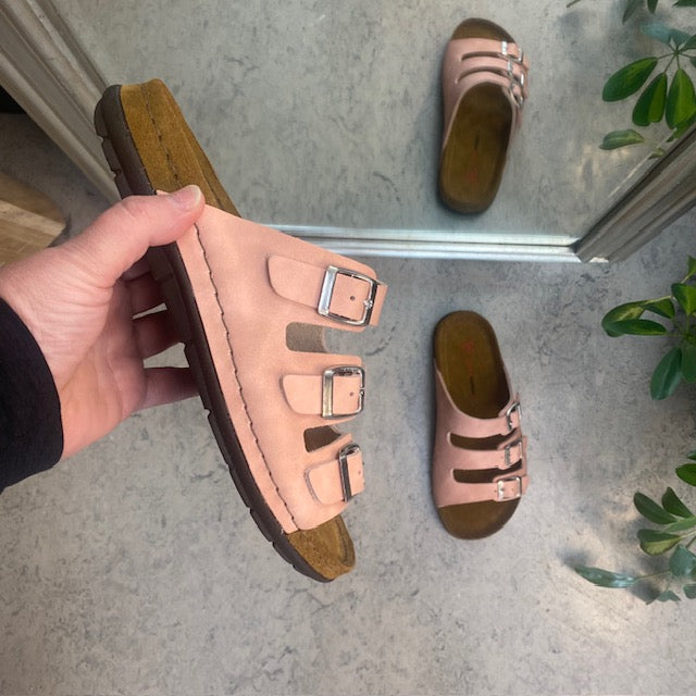 Rosa slip on sandal i skind med smalle remme