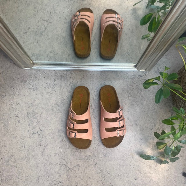 Rosa slip on sandal i skind med smalle remme