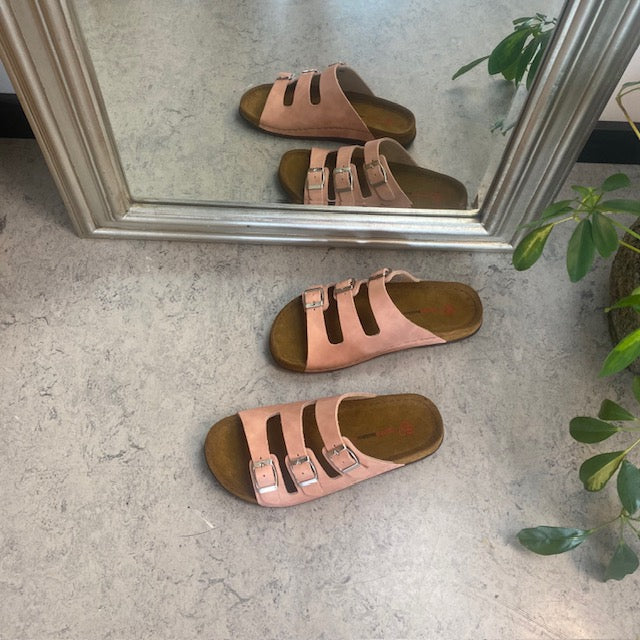 Rosa slip on sandal i skind med smalle remme