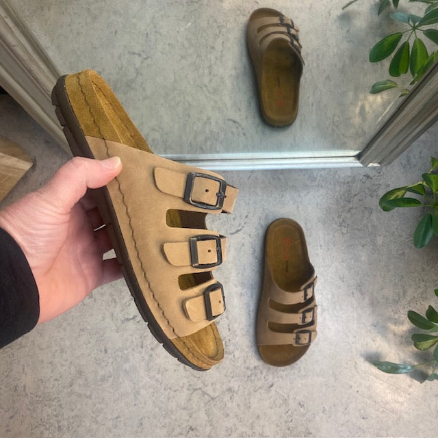 Brun slip on sandal i skind med smalle remme