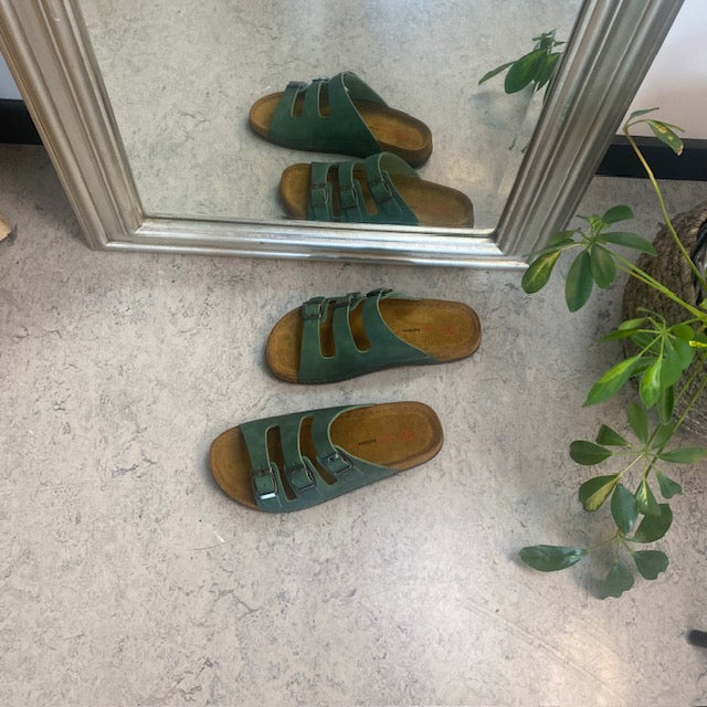 Olivengrøn slip on sandal i skind med smalle remme