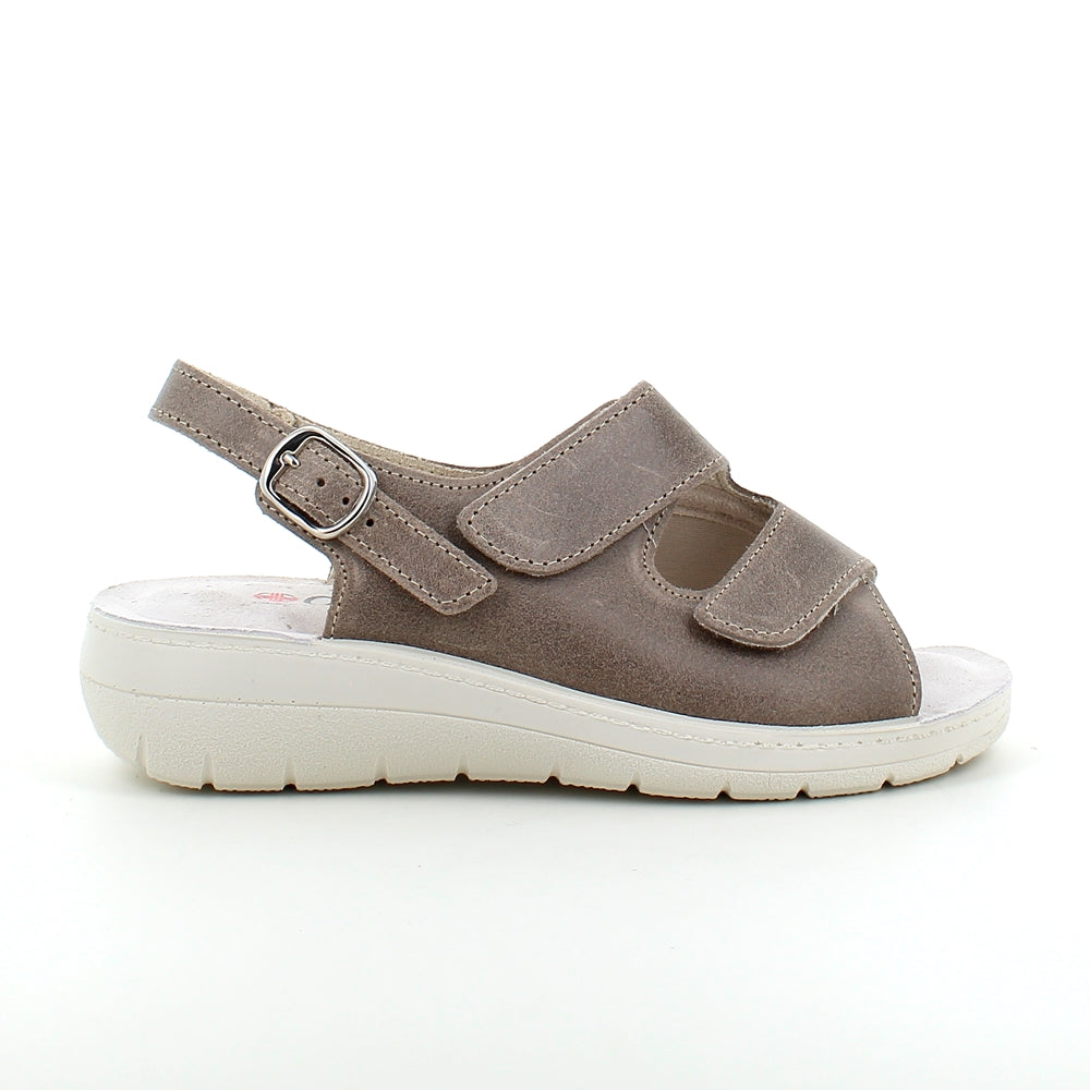 Bred ortopædisk sandal i beige med velcro, svangstøtte og plads til knyster fra OrtoMed