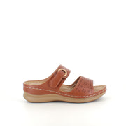 Brun slip on sandal med velcrorem – varm nuance og feminin silhuet