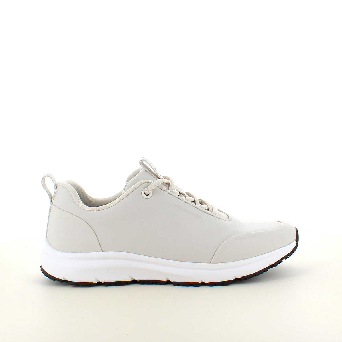 Hvid komfort sneaker med skridhæmmende sål og vandtæt membran fra Oivio Fit