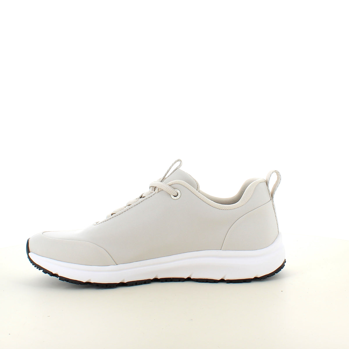Hvid komfort sneaker med skridhæmmende sål & vandtæt membran