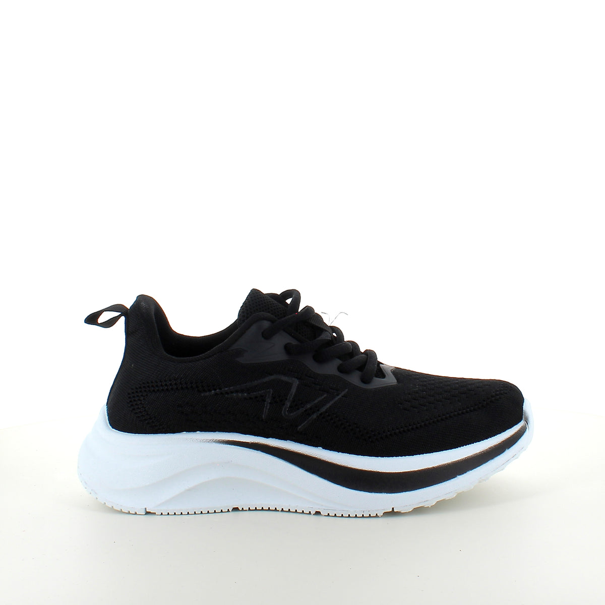 Sort letvægts sneaker med stødabsorbering og åndbart mesh