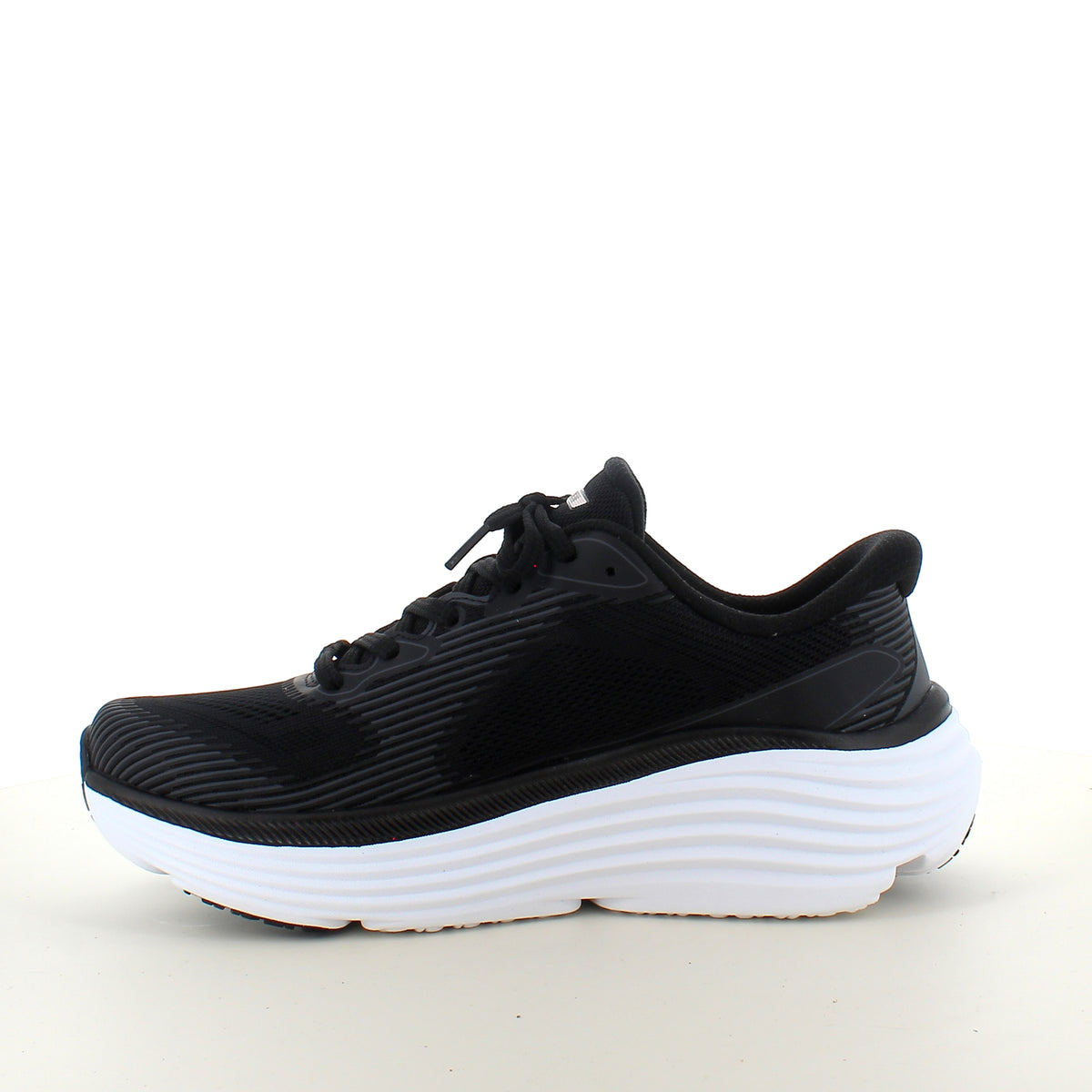 Skechers Max Cushioning Sort slip on sneaker med stødabsorbering
