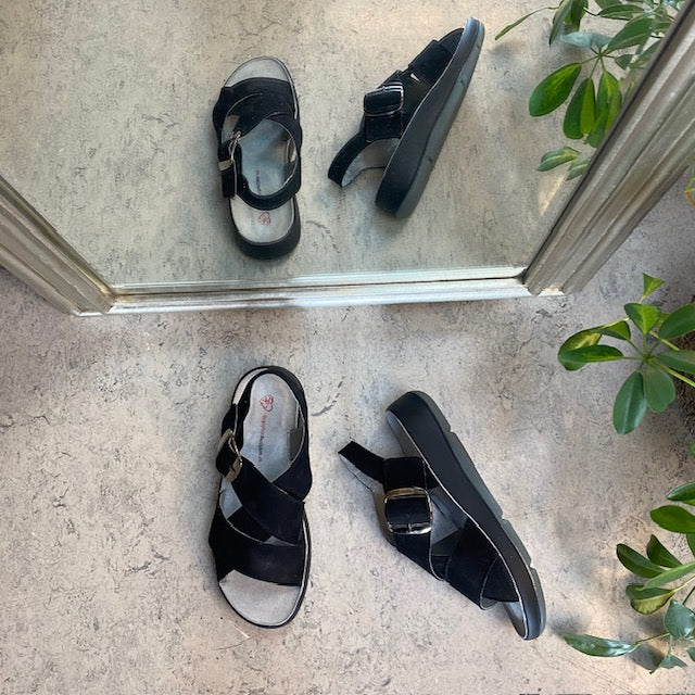 Elegant sort sandal i skind med svangstøtte