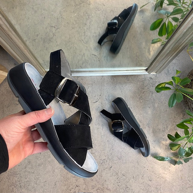Elegant sort sandal i skind med svangstøtte