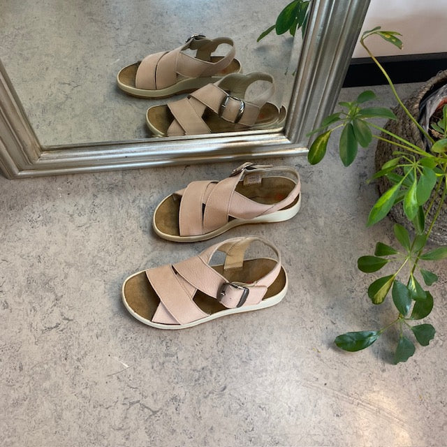 Elegant rosa sandal i skind med svangstøtte