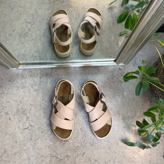 Elegant rosa sandal i skind med svangstøtte