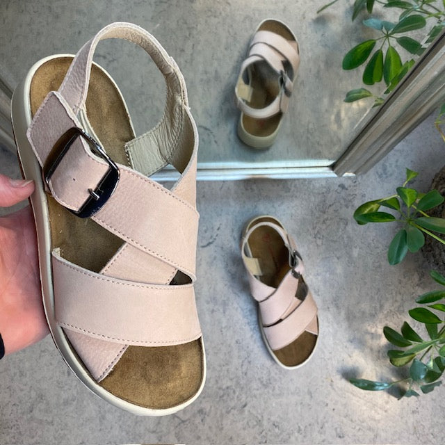 Elegant rosa sandal i skind med svangstøtte