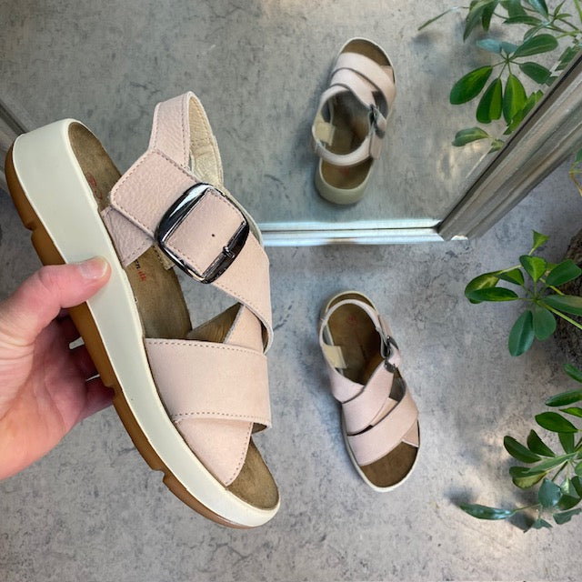 Elegant rosa sandal i skind med svangstøtte