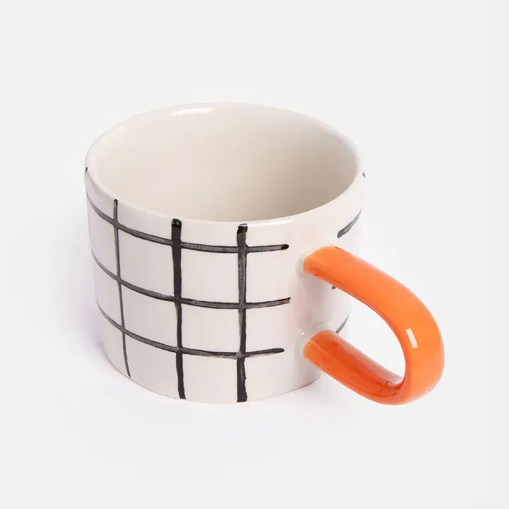 Moderne krus med ternet mønster og orange hank