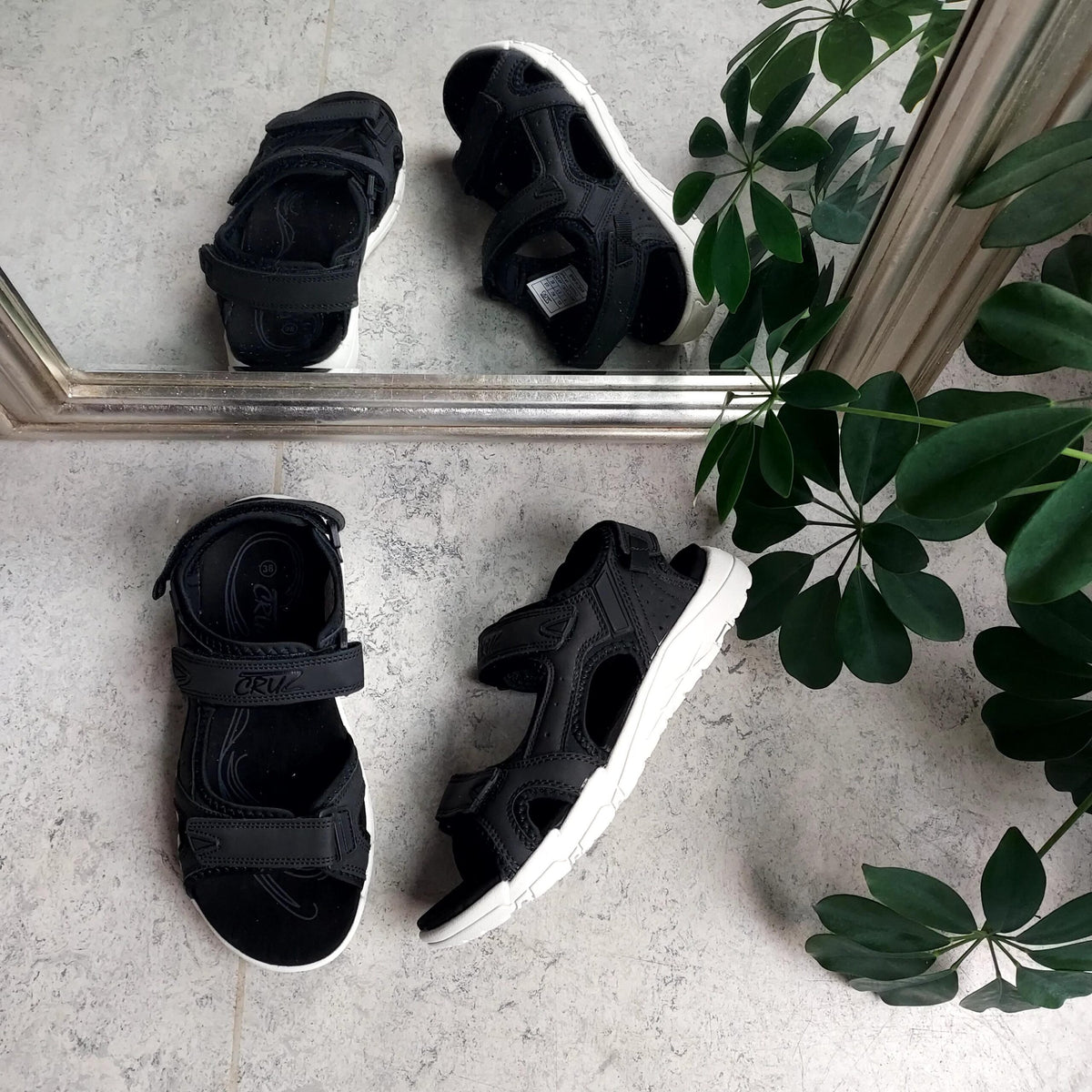 Sort sandal fra Cruz med velcro lukning på alle 3 remme