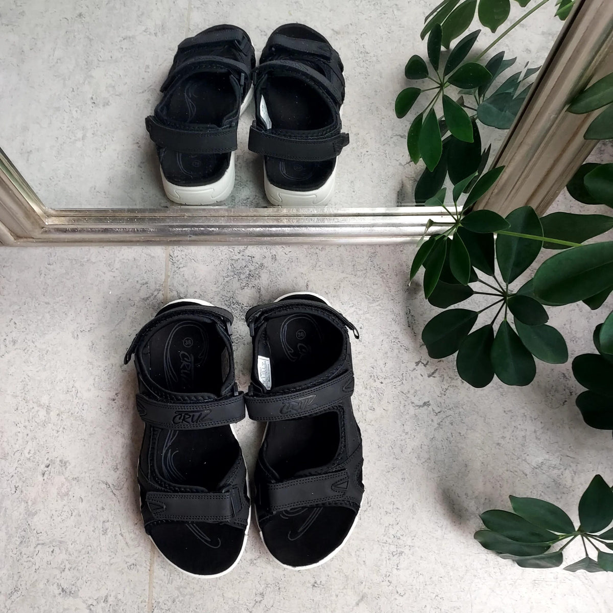 Sort sandal fra Cruz med velcro lukning på alle 3 remme