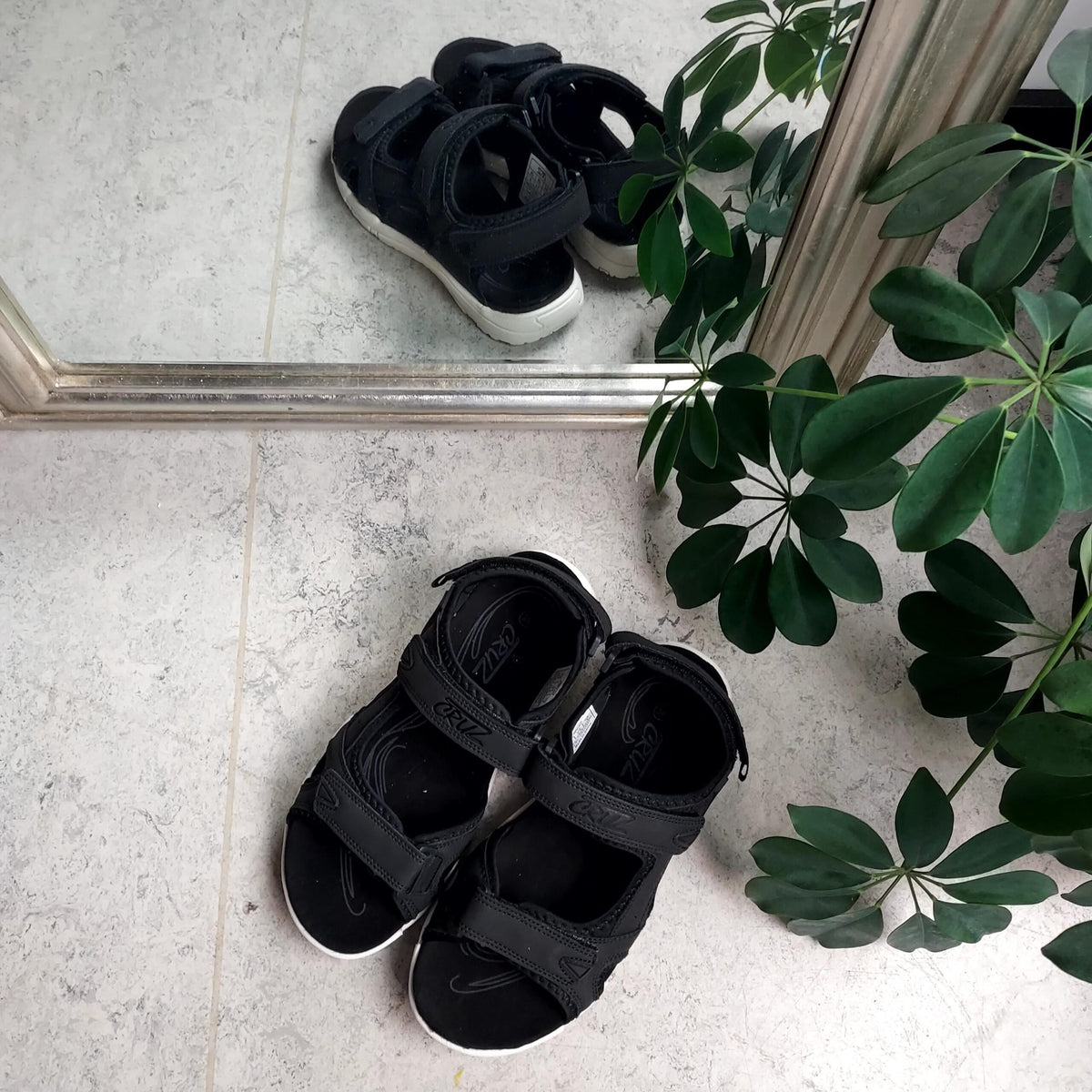 Sort sandal fra Cruz med velcro lukning på alle 3 remme