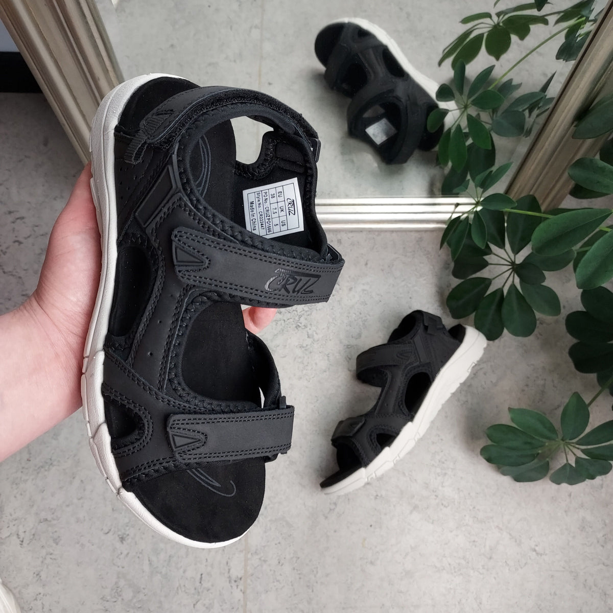 Sort sandal fra Cruz med velcro lukning på alle 3 remme