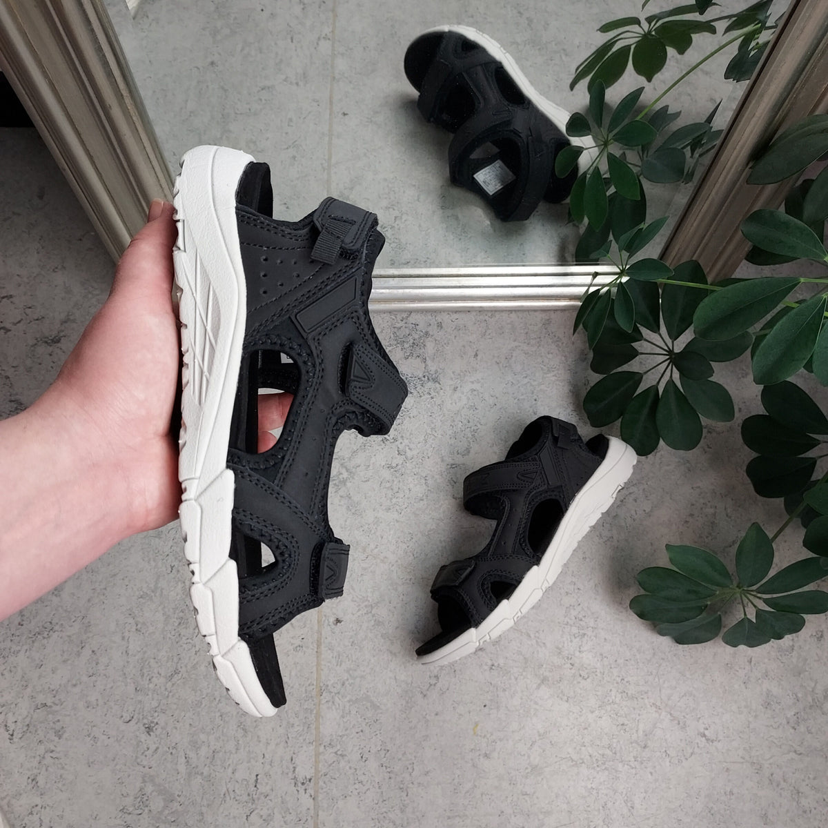 Sort sandal fra Cruz med velcro lukning på alle 3 remme