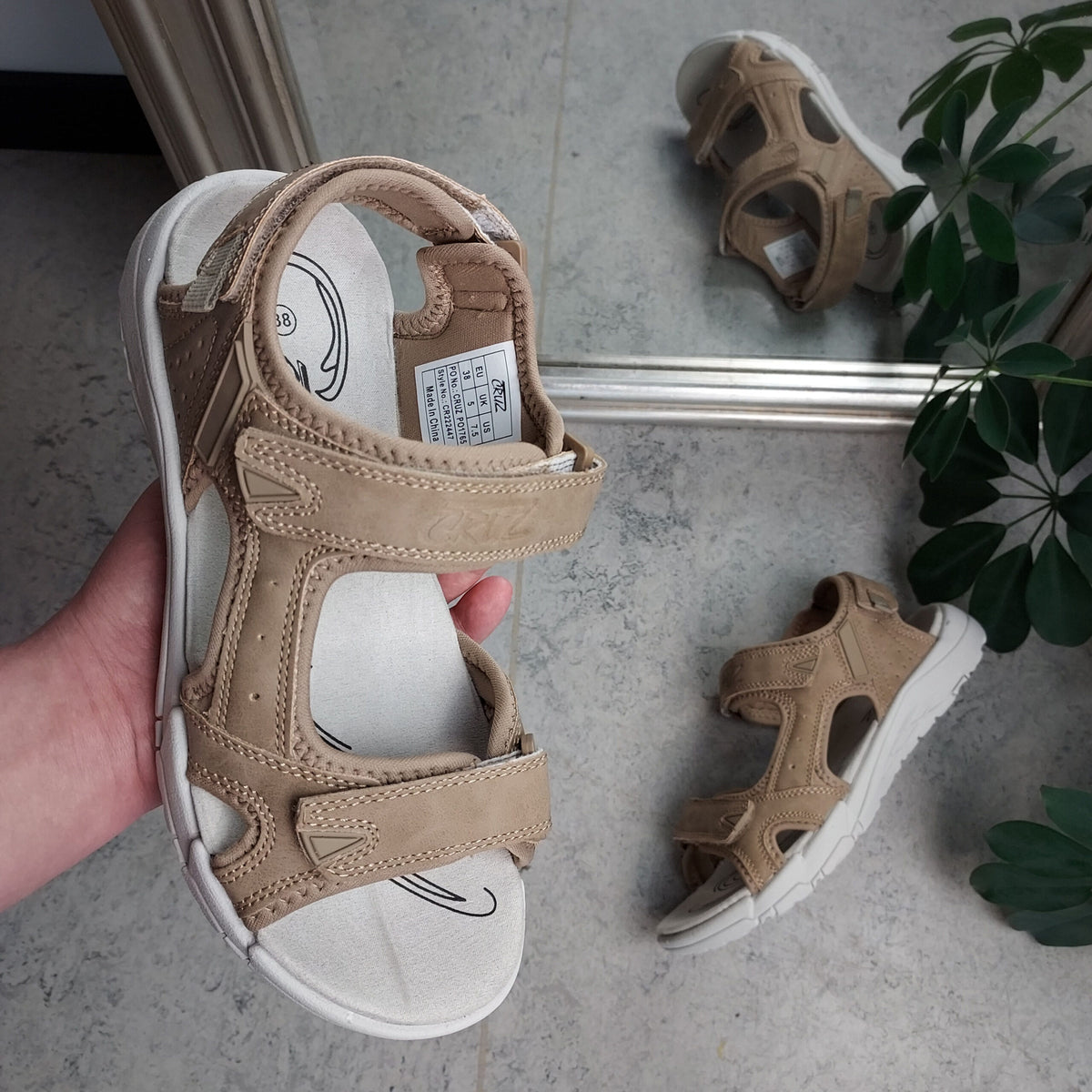 Sandfarvet sandal med regulerbare remme