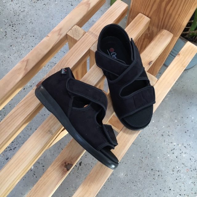 Sandal fra OrtoMed med velcro og hælkap