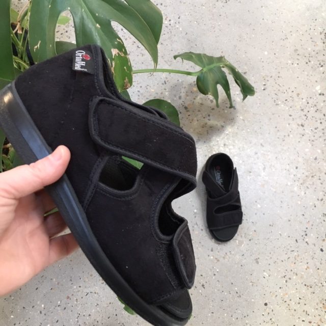 OrtoMed sandal med velcro og hælkap
