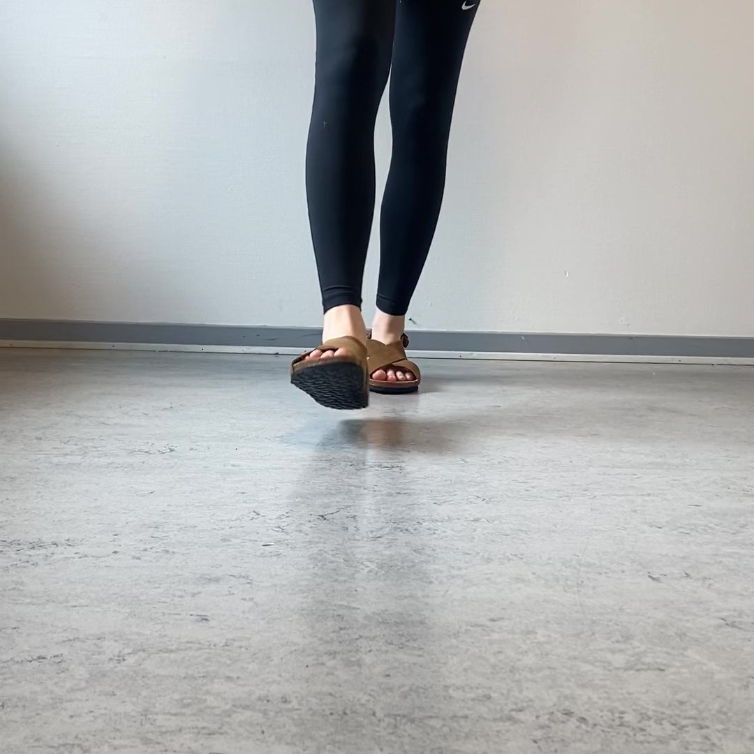 Indlæs video: Serraje Roble – brun sandal med krydsremme &amp; bagrem