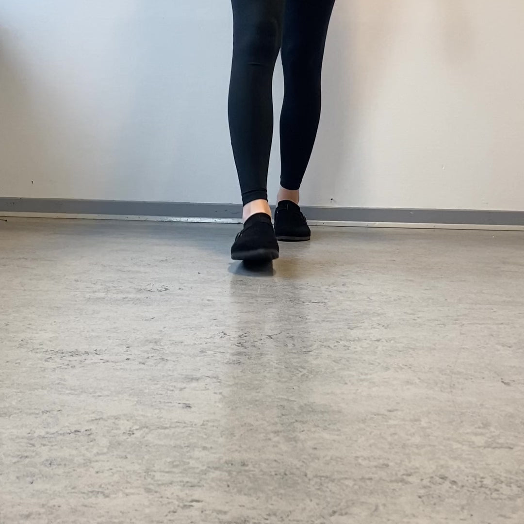 Indlæs video: Sort slip on sandal i tekstil – klassisk model med justerbart spænde